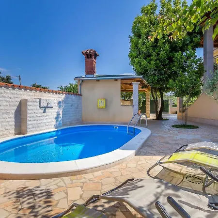 Dom wakacyjny In With Private Pool Vodnjan