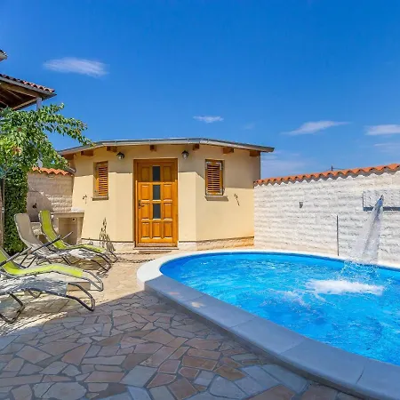In With Private Pool Dom wakacyjny Vodnjan