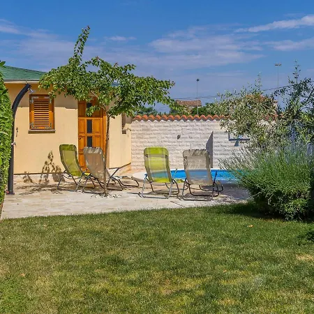 Dom wakacyjny In With Private Pool Vodnjan
